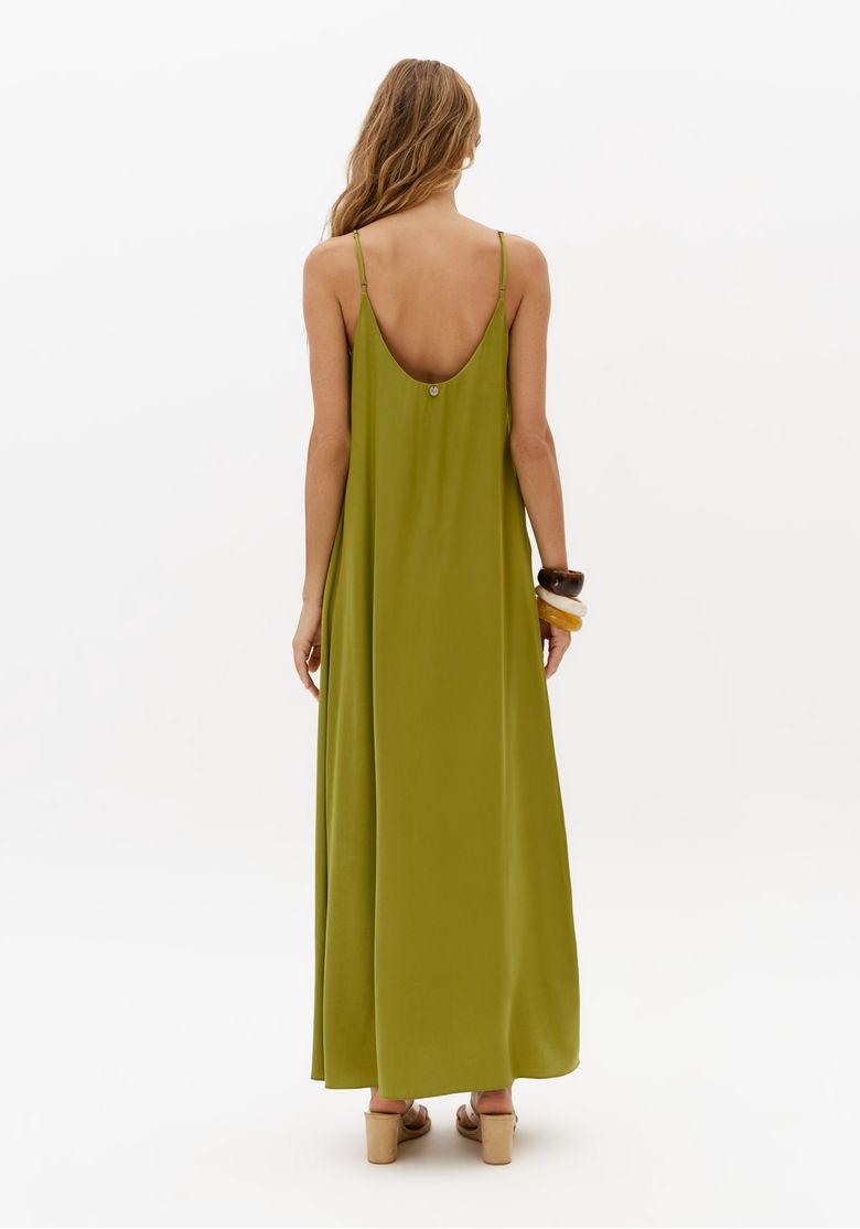 Vista posterior do vestido super midi verde feminino com alças finas e costas abertas em U