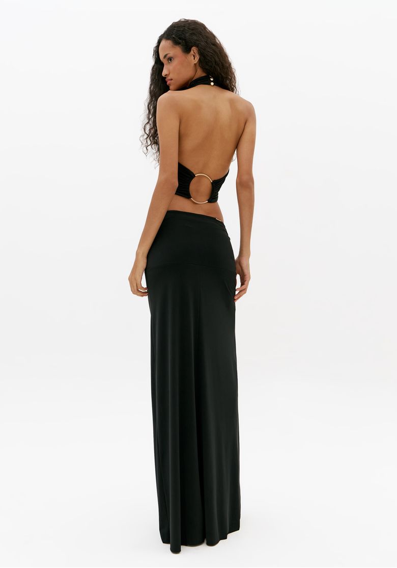 Costas do vestido longo preto frente única com decote aberto e detalhe de argola metálica nas costas