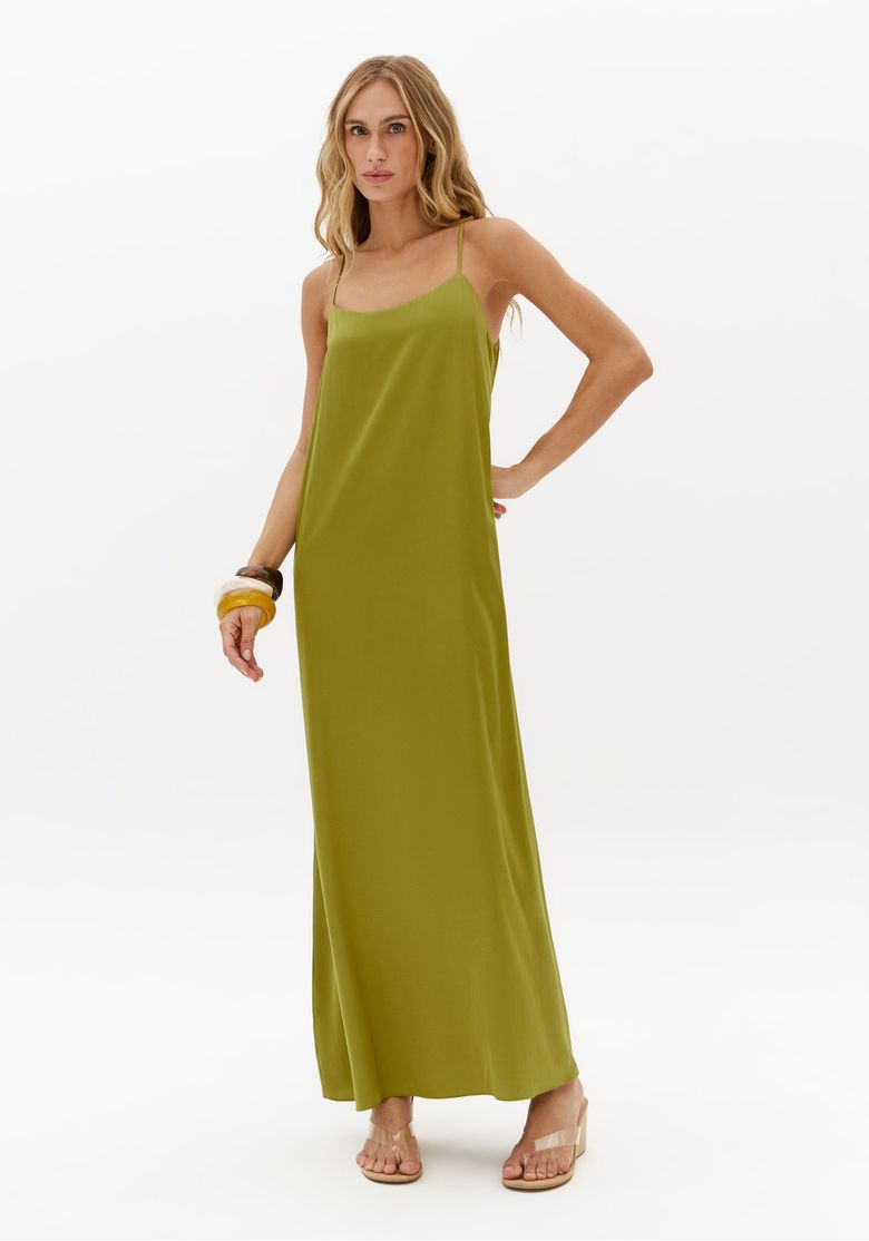 Foto frontal de corpo inteiro do vestido sleep dress super midi verde com silhueta fluida e barra reta