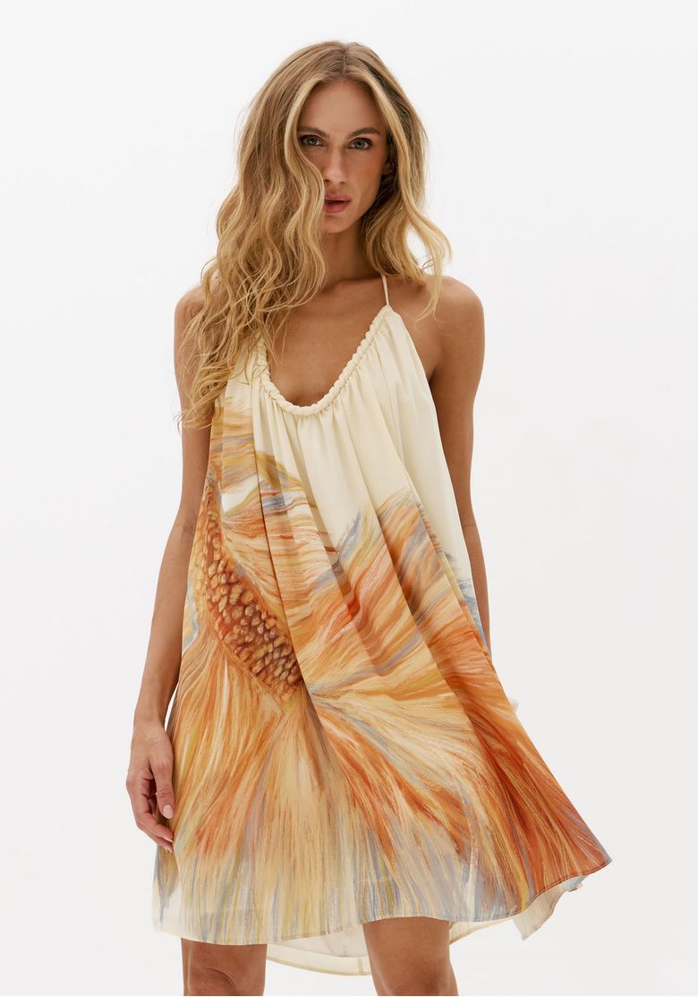 Modelo com vestido curto feminino estampado de caimento solto e barra ampla, ideal para looks casuais de verão