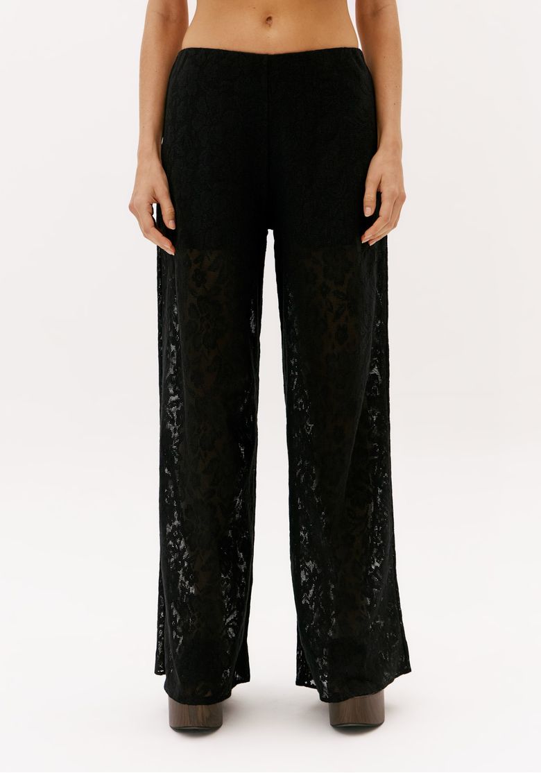 Vista frontal da calça feminina preta em renda com cintura média e comprimento longo