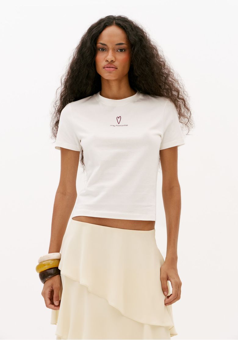 Vista-frontal-de-camiseta-baby-look-feminina-off-white-estampada-com-caimento-ajustado-comprimento-curto-e-design-minimalista