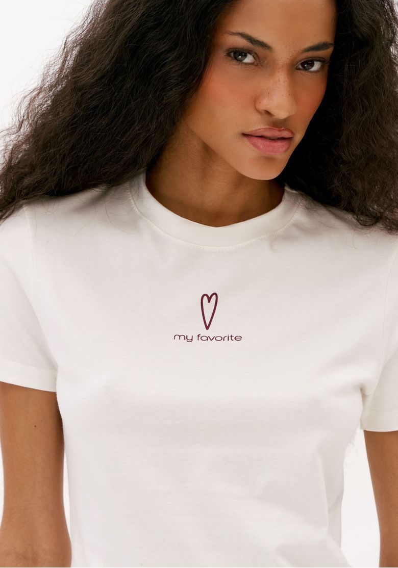 Close-da-t-shirt-baby-look-off-white-com-gola-redonda-e-estampa-de-coracao-com-lettering-no-centro-do-busto
