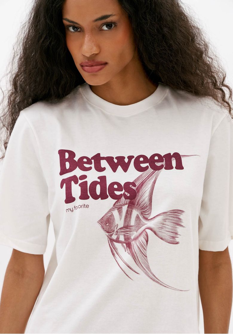 Close-da-t-shirt-feminina-oversized-off-white-em-algodao-com-gola-redonda-e-estampa-frontal-Between-Tides-em-vinho
