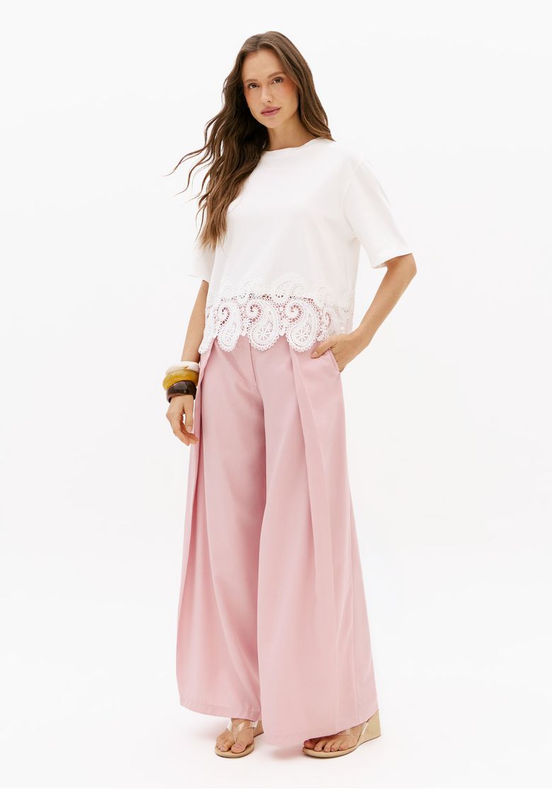 Vista-frontal-do-look-com-camiseta-oversized-cropped-off-white-com-renda-e-calca-pantalona-rosa-clara