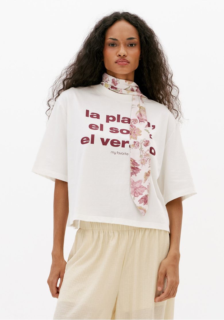Close-frontal-de-t-shirt-feminina-off-white-100--algodao-com-gola-redonda-estampa-escrita-e-lenco-floral