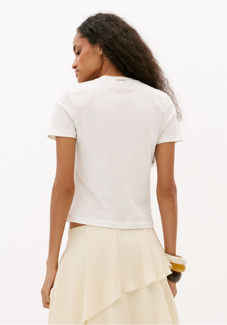 Vista-traseira-da-camiseta-baby-look-feminina-off-white-de-malha-com-manga-curta-modelagem-ajustada-e-comprimento-curto
