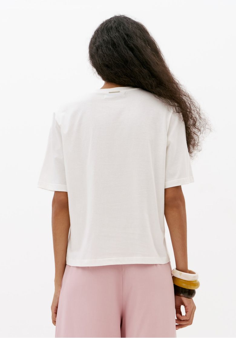 Vista-traseira-da-camiseta-oversized-feminina-off-white-de-manga-curta-com-caimento-solto-e-barra-reta