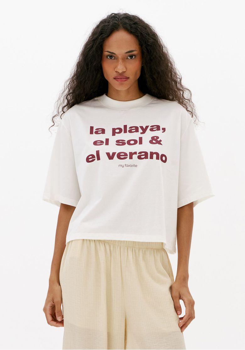 Vista-frontal-de-camiseta-feminina-off-white-de-modelagem-regular-com-mangas-curtas-e-estampa-tipografica-vinho