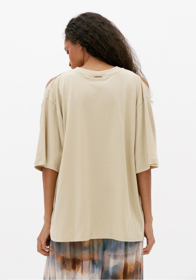 Vista traseira da camiseta oversized feminina off white com mangas amplas e comprimento alongado