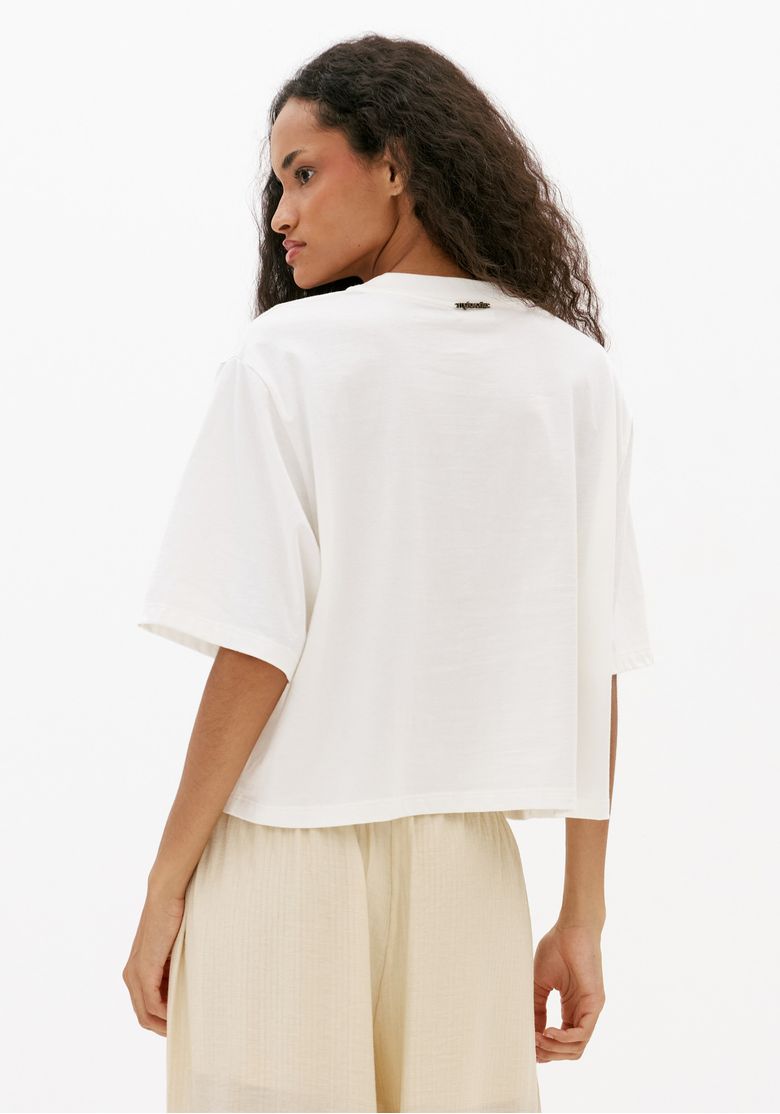 Vista-traseira-de-t-shirt-feminina-off-white-com-gola-redonda-mangas-curtas-e-caimento-reto-levemente-cropped