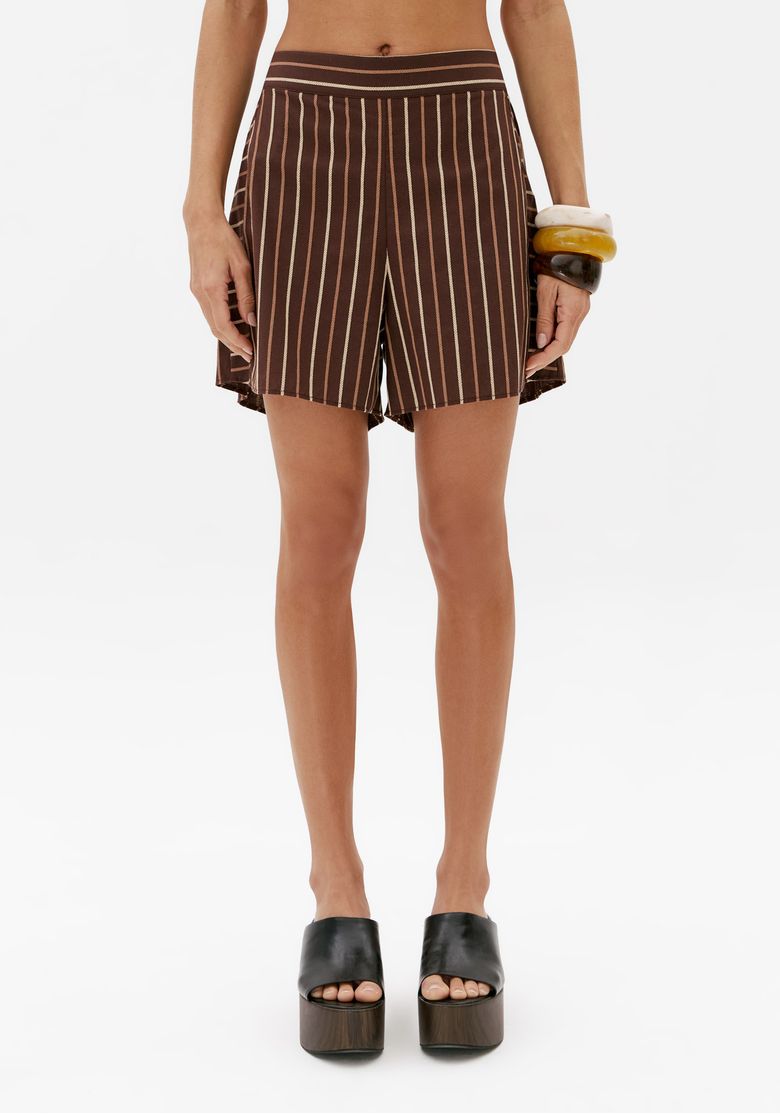 Vista-frontal-do-short-boxer-feminino-marrom-listrado-com-cintura-media-e-comprimento-medio