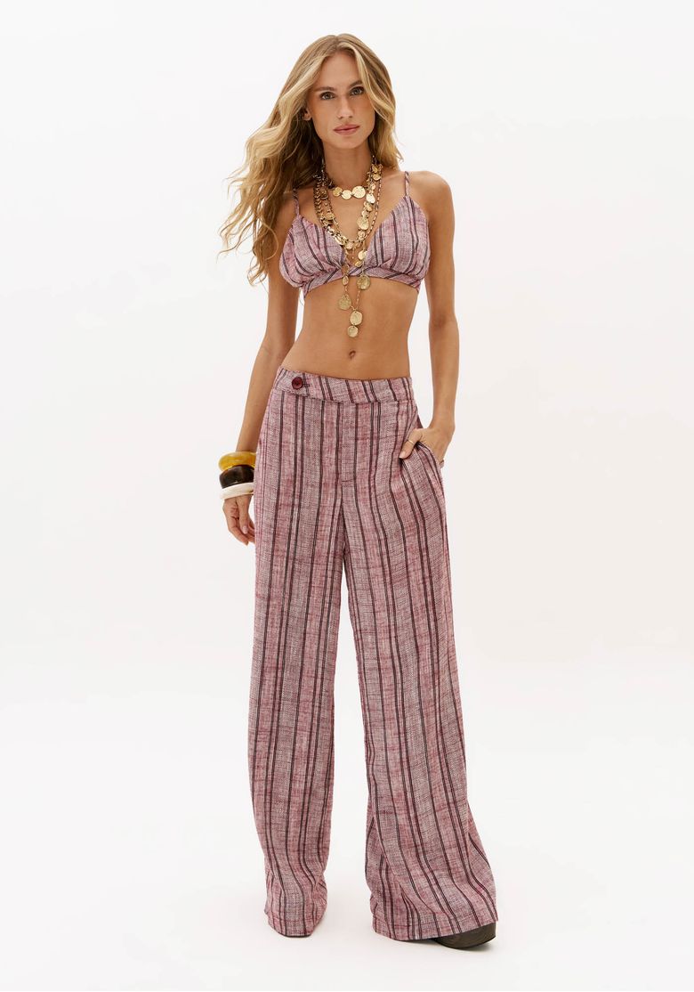 Look-completo-com-top-de-alca-listrado-franzido-bordo-e-calca-pantalona-coordenada-vista-frontal