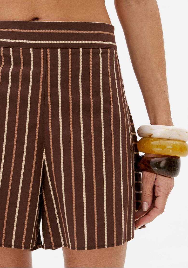 Close-frontal-do-short-boxer-listrado-marrom-em-algodao-com-listras-verticais-e-cos-elastico