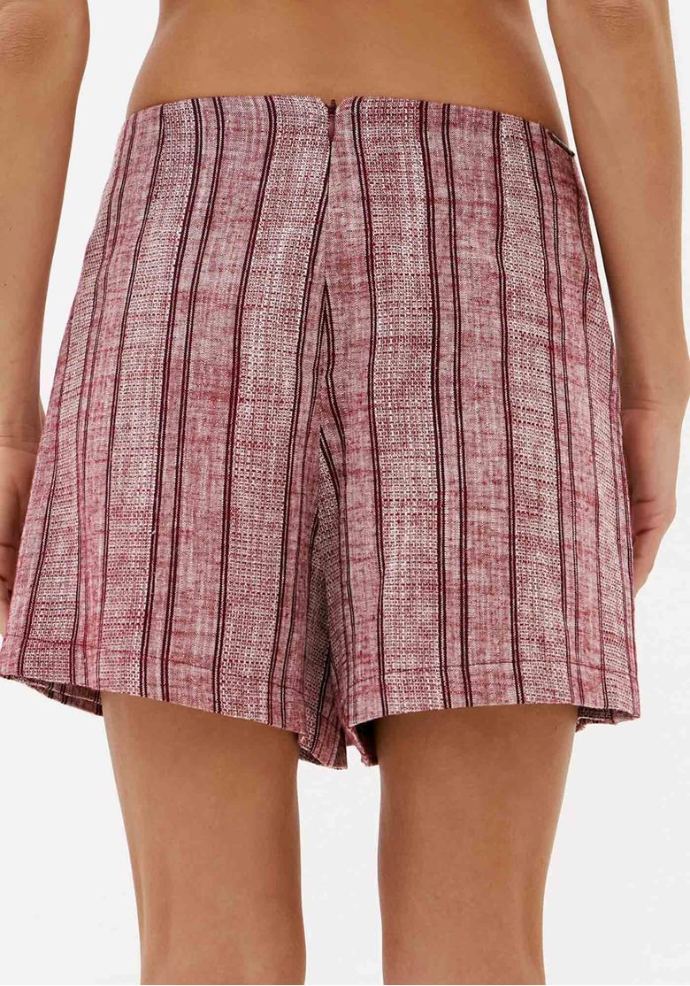 Vista-traseira-do-short-saia-listrado-bordo-mostrando-o-formato-de-short-nas-costas-e-fechamento-discreto