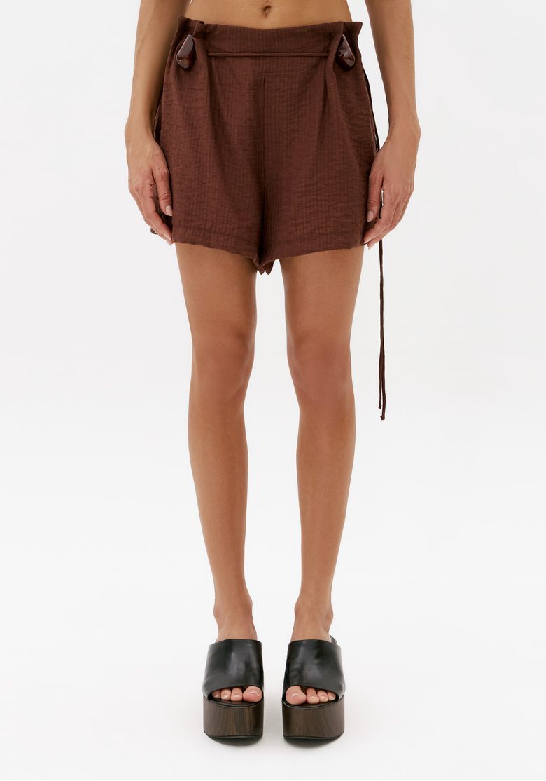 Vista frontal do short curto marrom feminino com modelagem solta, cintura média e barra simples