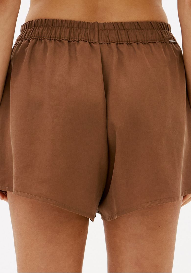 Vista posterior do short curto utilitário marrom feminino com cintura média, caimento solto e barra simples