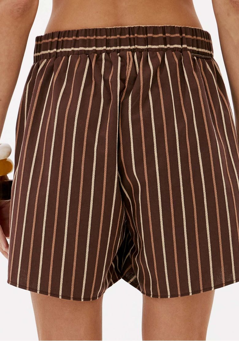 Vista-traseira-do-short-boxer-feminino-marrom-listrado-com-cos-elastico-e-caimento-solto