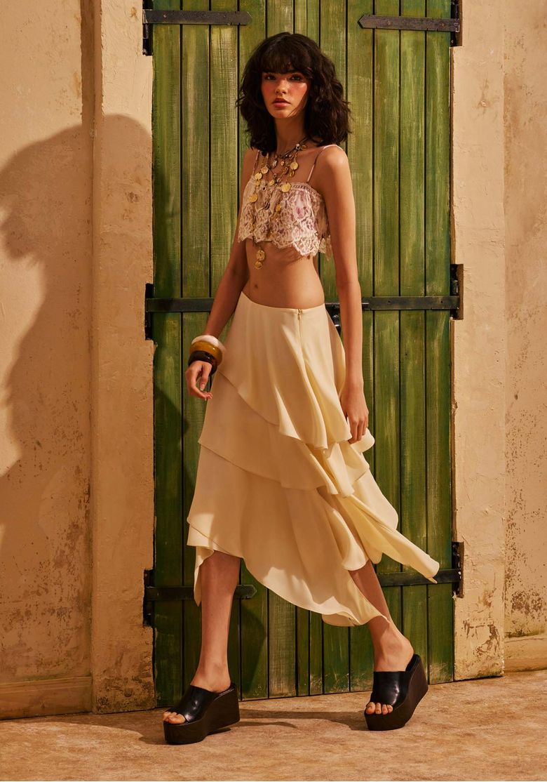Look-completo-com-top-estampado-rendado-branco-saia-midi-fluida-em-camadas-e-sandalia-plataforma-para-sunset