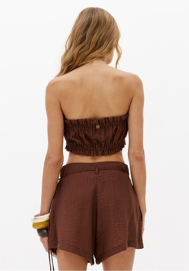 Vista-traseira-do-top-cropped-marrom-franzido-com-costas-retas-e-barra-ajustada-combinado-com-shorts-marrom