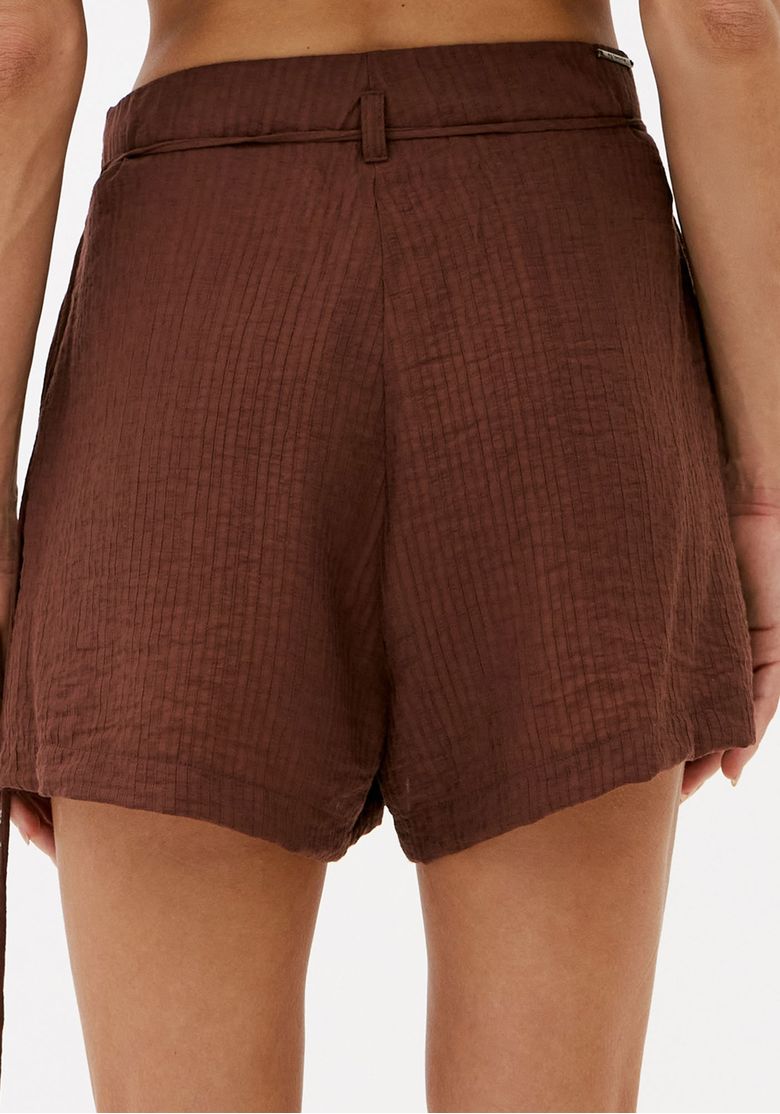 Vista traseira do short feminino marrom curto com caimento soltinho e tecido texturizado leve