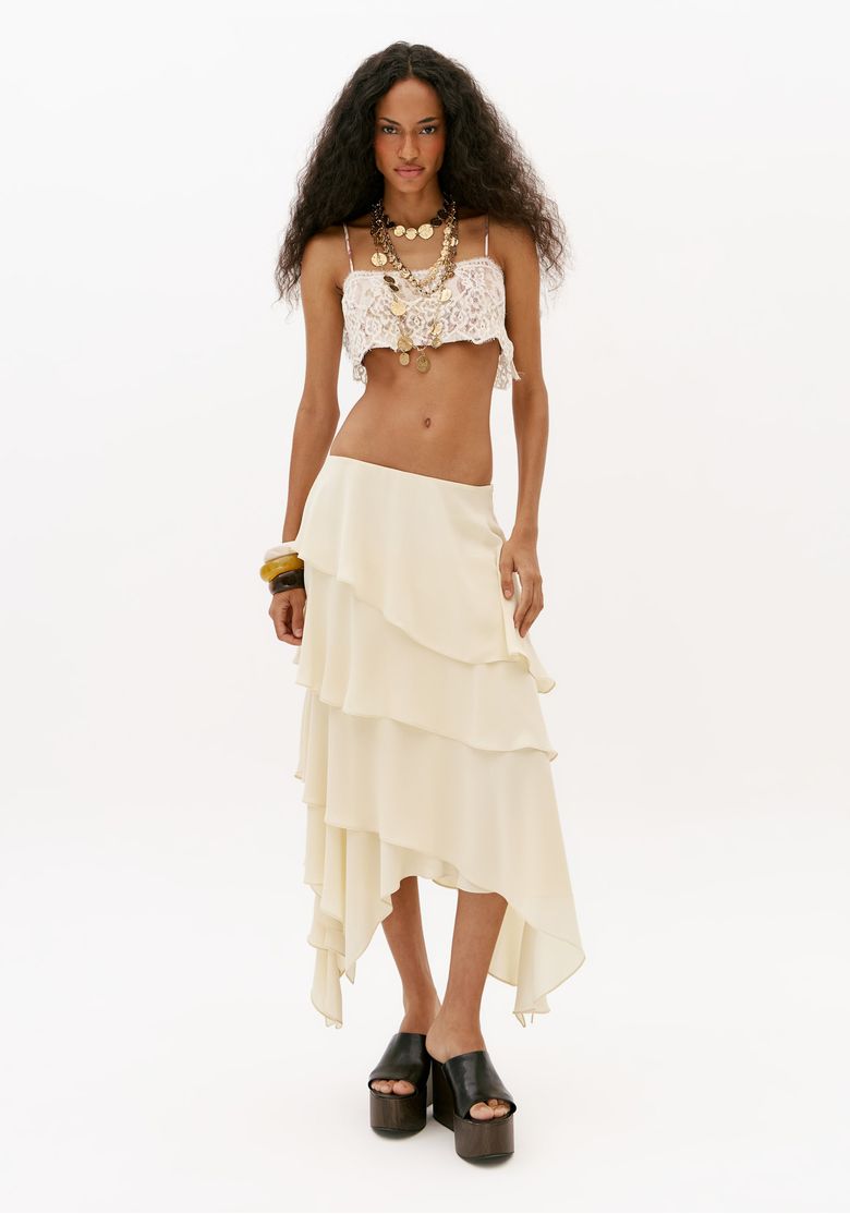Modelo-vestindo-saia-off-white-assimetrica-longa-com-camadas-fluidas-e-cintura-media-em-look-de-verao-feminino