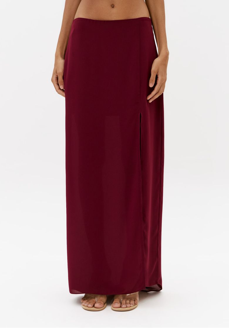 Saia-super-midi-bordo-feminina-com-cintura-media-e-fenda-frontal-em-vista-frontal-de-estudio
