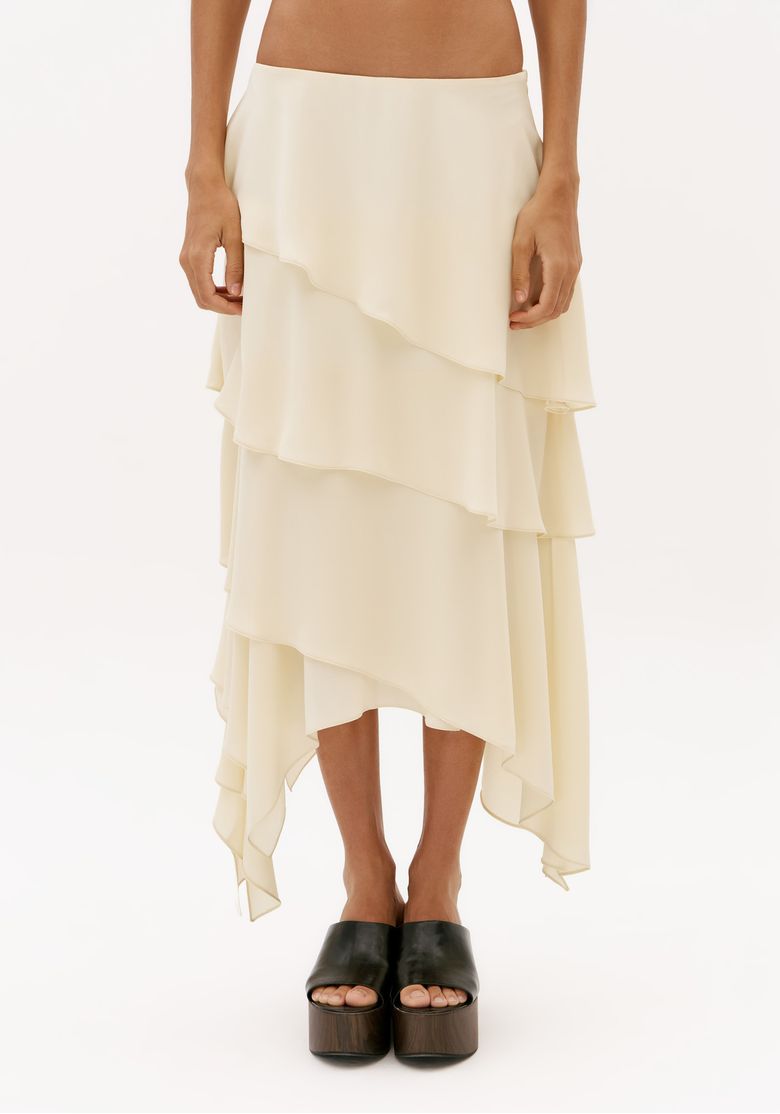 Saia-off-white-assimetrica-feminina-em-vista-frontal-com-barra-irregular-e-babados-em-camadas