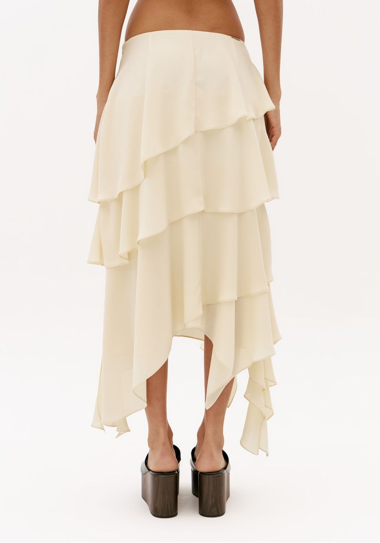 Vista-traseira-da-saia-longa-off-white-assimetrica-com-camadas-amplas-e-caimento-esvoacante