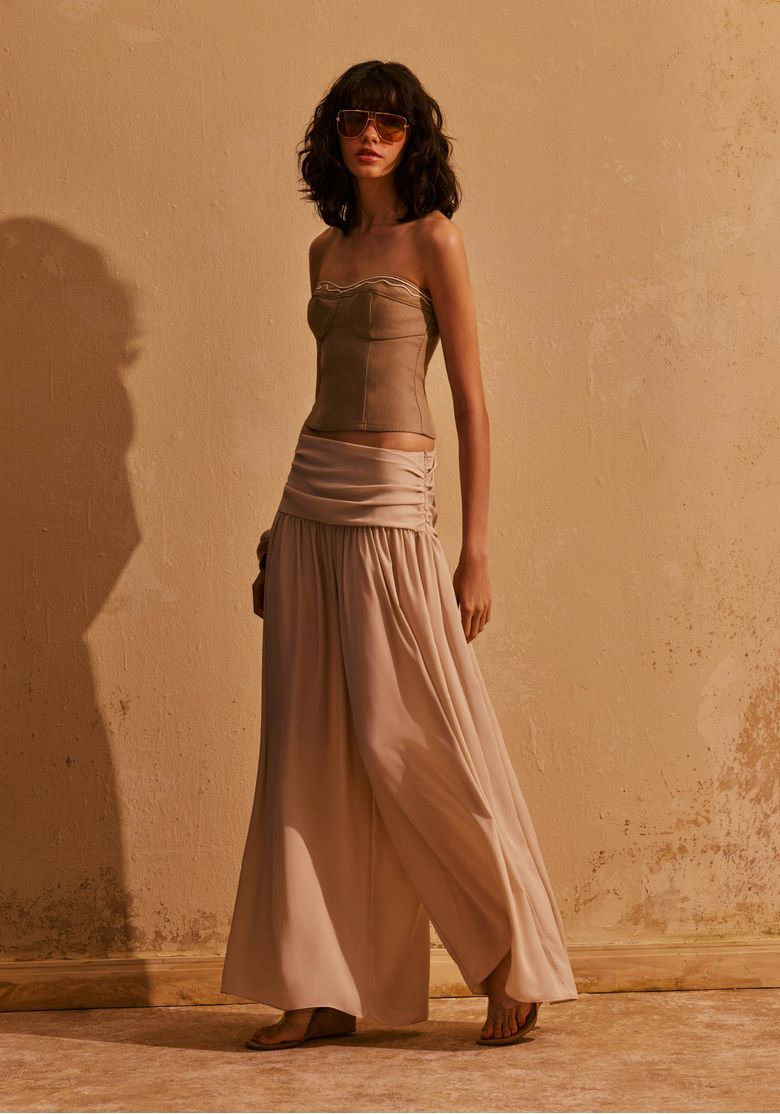 Modelo-usando-calca-pantalona-off-white-com-pala-drapeada-de-chiffon-em-look-elegante-de-verao-com-top-tomara-que-caia