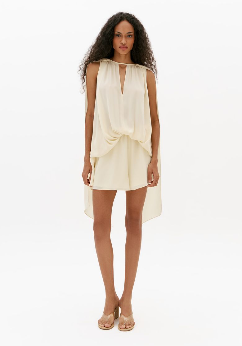 Macacão curto sem manga off white feminino de frente com modelagem ampla, tecido leve e visual sofisticado para sunset
