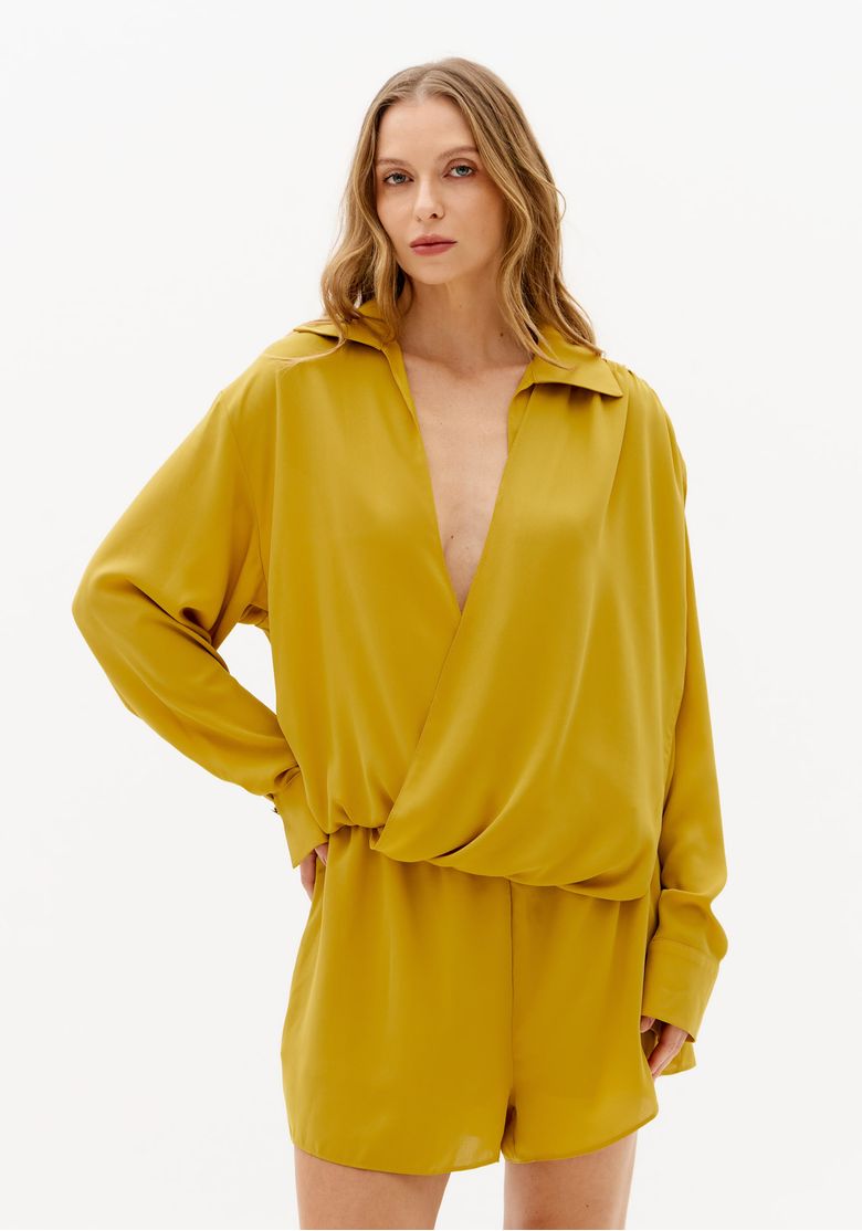 Detalhe-do-decote-V-profundo-e-gola-de-camisa-do-macacao-curto-amarelo-feminino-em-tecido-leve-e-liso