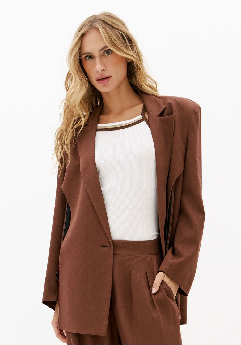 Modelo-com-regata-canelada-justa-off-white-e-blazer-marrom-em-proposta-feminina-casual-sofisticada