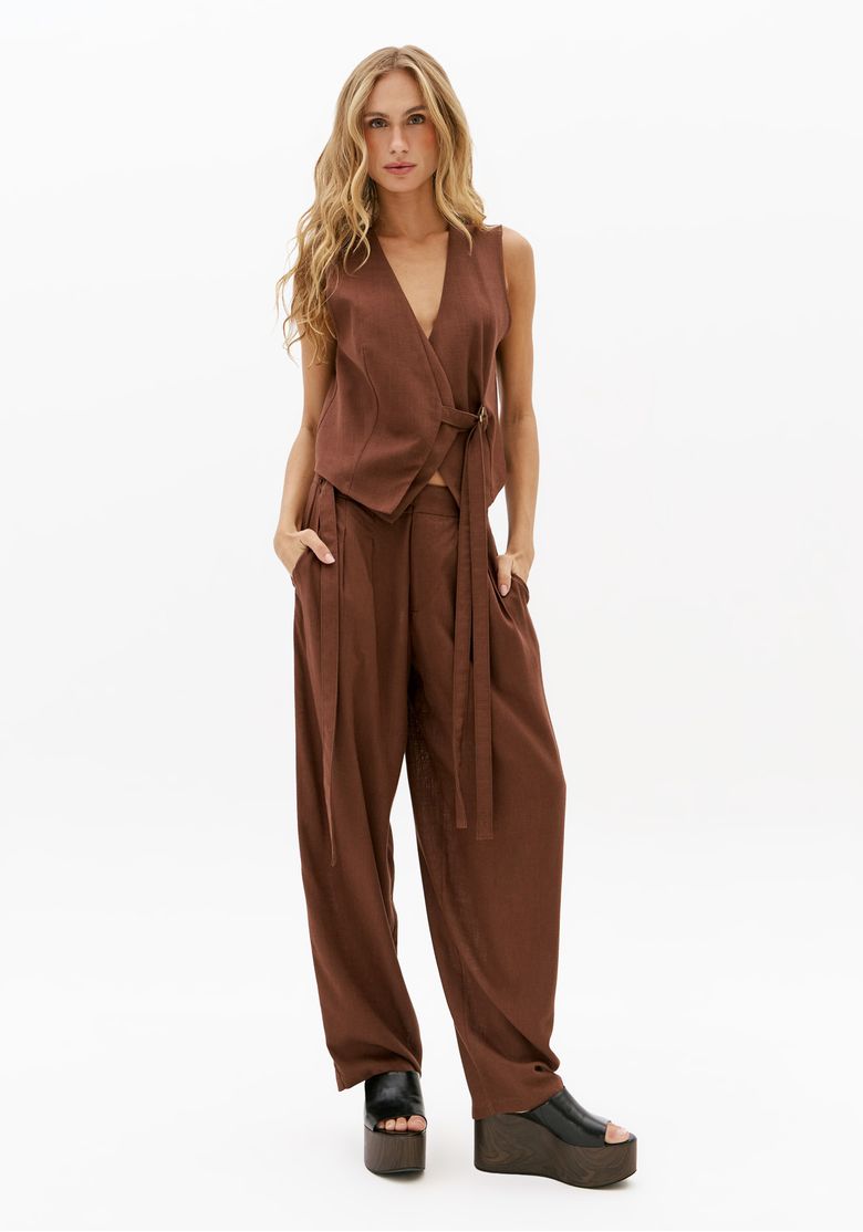 Look-completo-com-colete-feminino-marrom-de-alfaiataria-calca-ampla-marrom-e-sandalia-plataforma