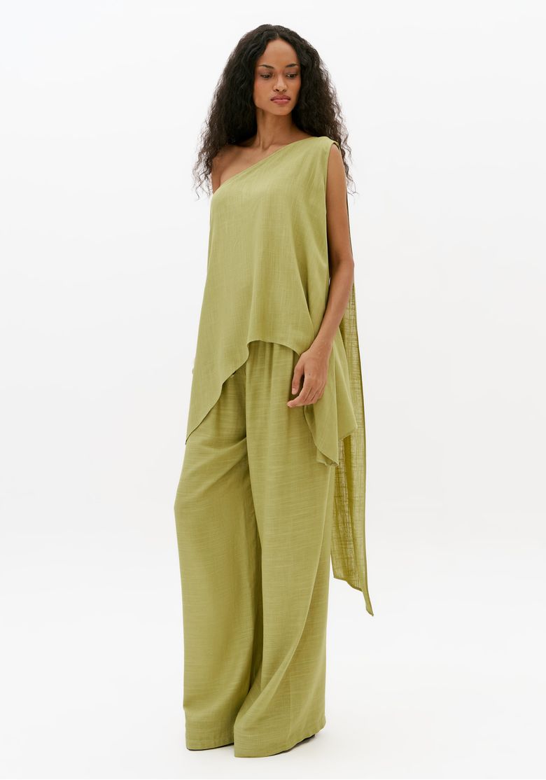 Calca-wide-leg-feminina-verde-com-linho-cintura-baixa-e-cordao-vista-frontal-em-tecido-leve-e-caimento-amplo