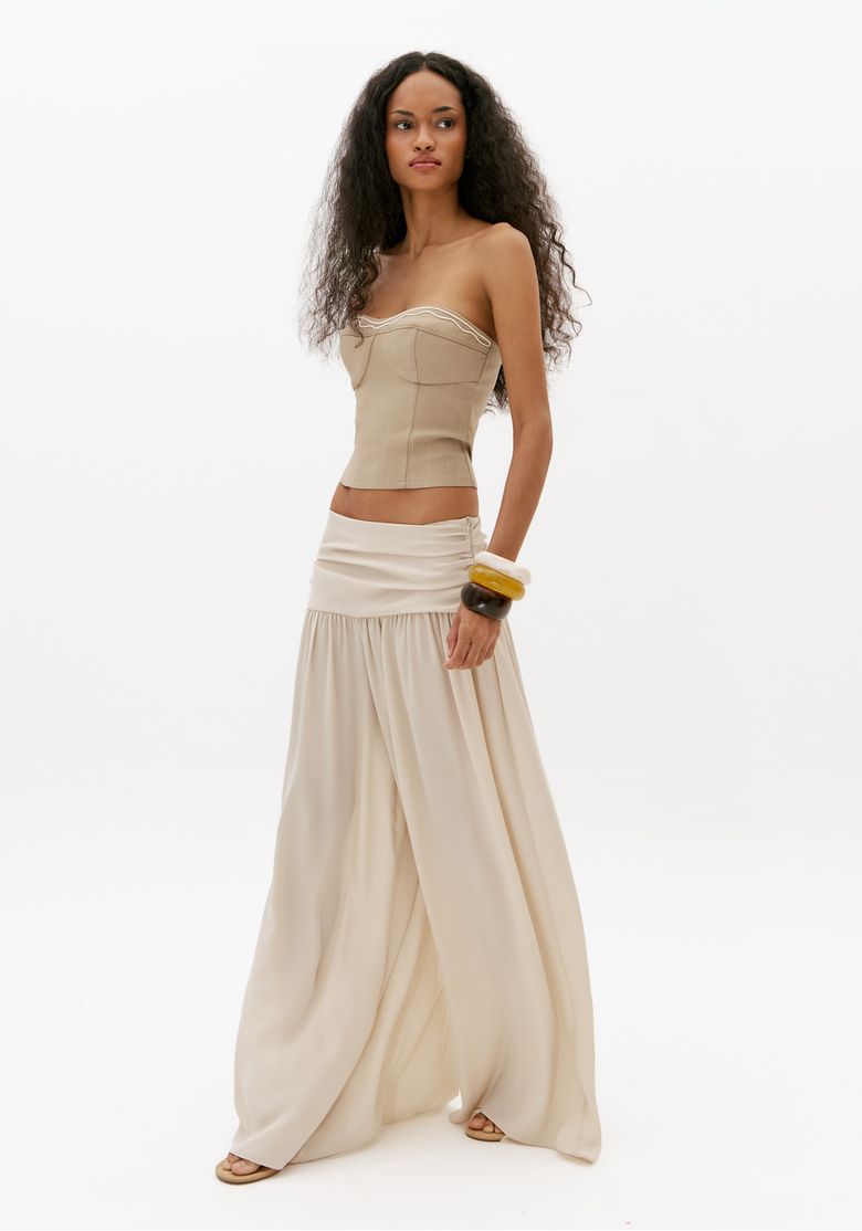 Modelo-com-calca-ampla-off-white-de-chiffon-e-top-estruturado-em-producao-sofisticada-feminina