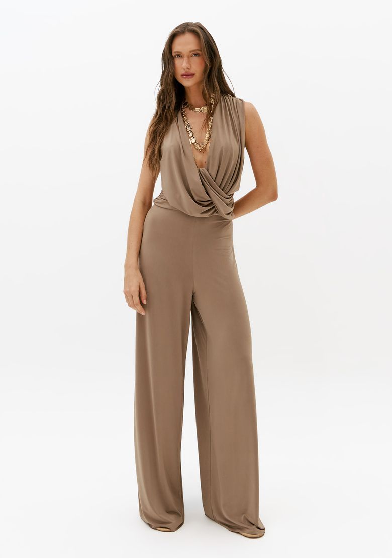 Modelo vestindo calça wide leg bege de malha pesada com cintura média e caimento fluido em look sofisticado feminino