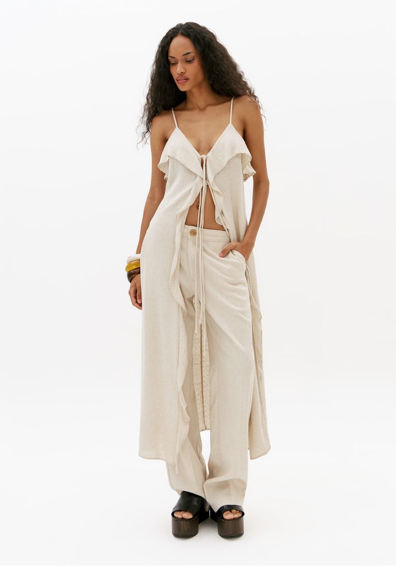 Modelo-usando-calca-reta-feminina-off-white-com-linho-e-cintura-media-em-look-elegante-com-top-claro-e-sandalia-plataforma