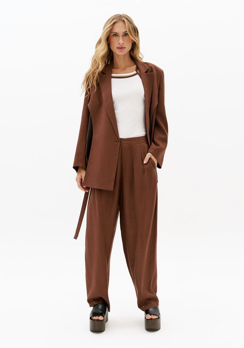 Modelo-usando-calca-carrot-marrom-feminina-com-blazer-marrom-e-blusa-branca-em-look-elegante-de-trabalho