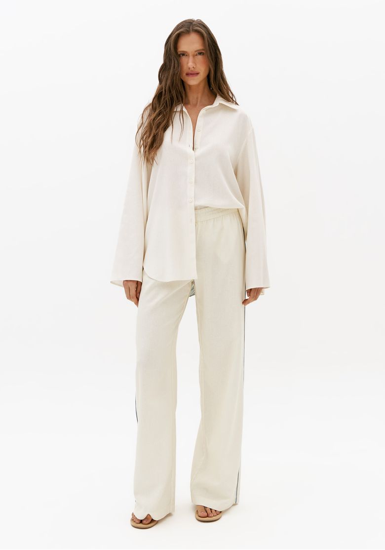 Modelo-vestindo-calca-feminina-full-length-off-white-com-linho-e-camisa-ampla-em-look-casual-elegante