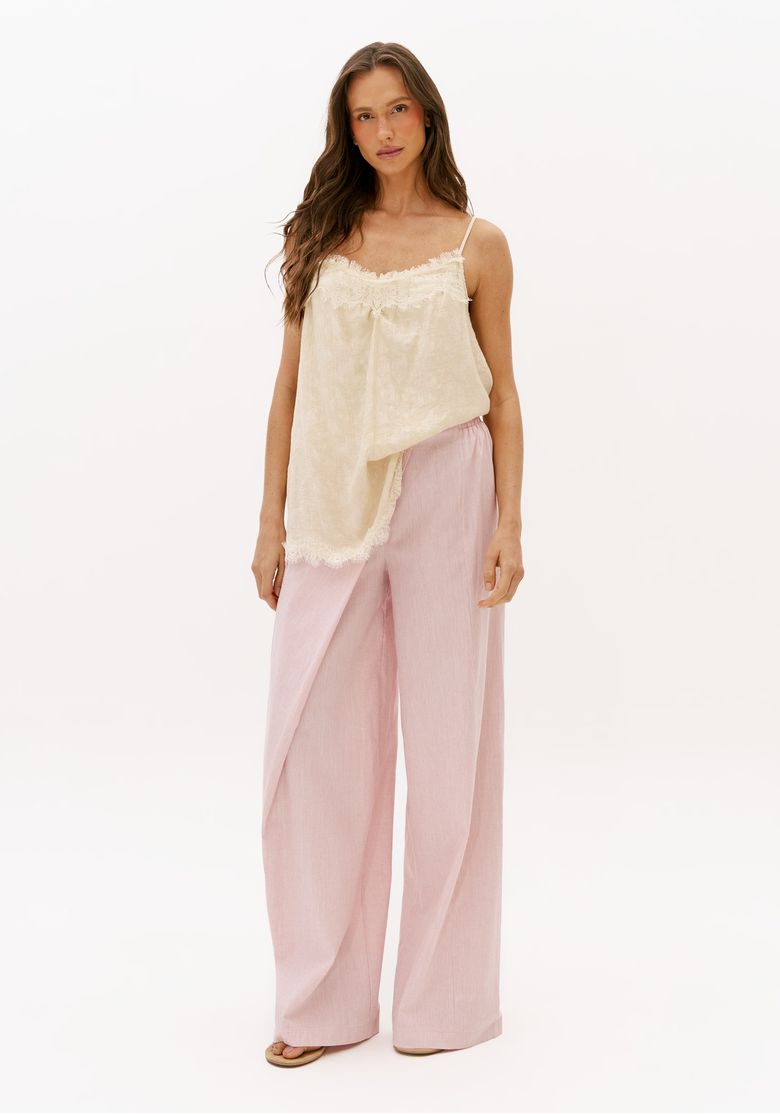 Modelo-usando-calca-wide-leg-rosa-claro-com-linho-e-blusa-clara-de-alcas-look-feminino-casual-com-caimento-leve