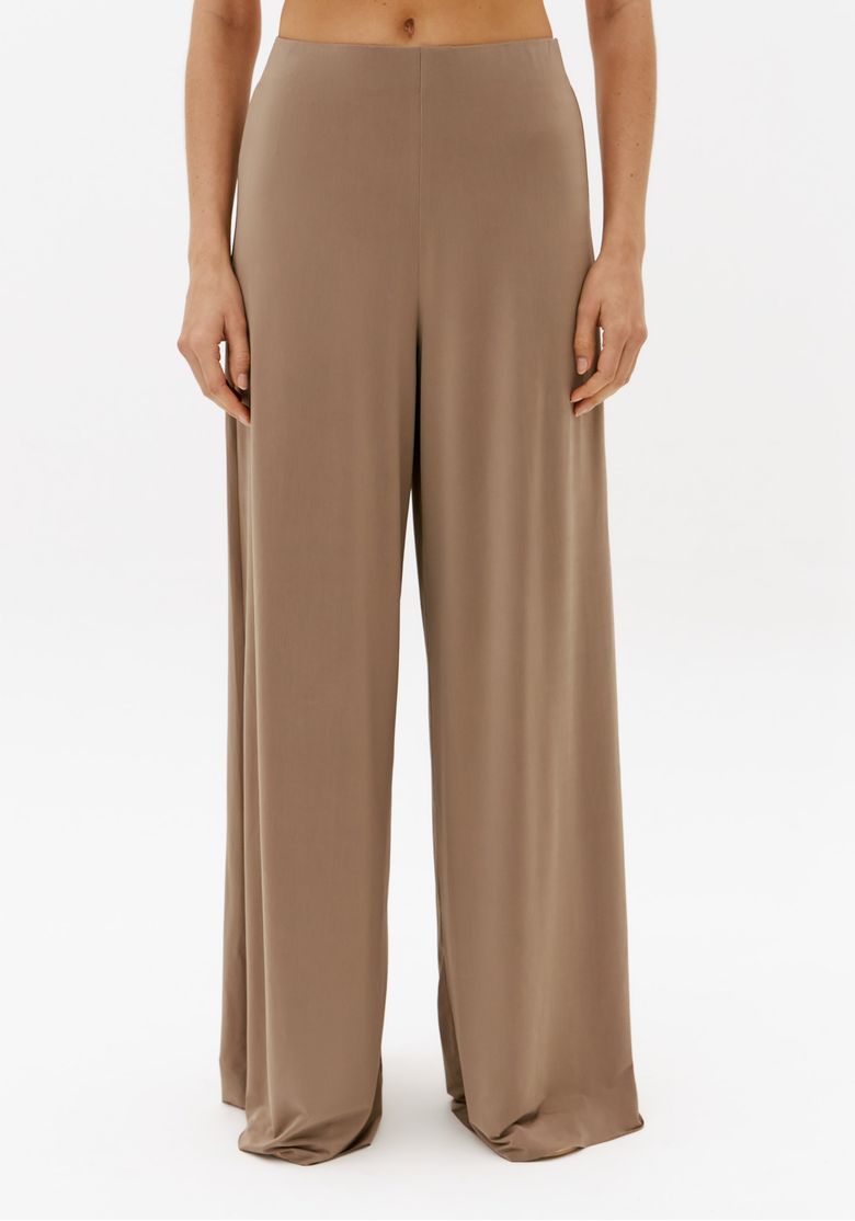 Calça wide leg bege feminina em malha pesada vista frontal com pernas amplas e comprimento longo