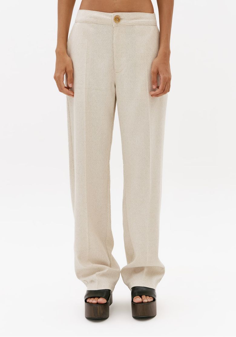 Calca-reta-feminina-off-white-com-linho-vista-frontal-cintura-media-comprimento-longo-e-caimento-alinhado
