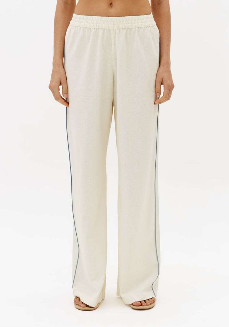 Calca-feminina-off-white-full-length-com-linho-cintura-media-e-pernas-amplas-em-vista-frontal