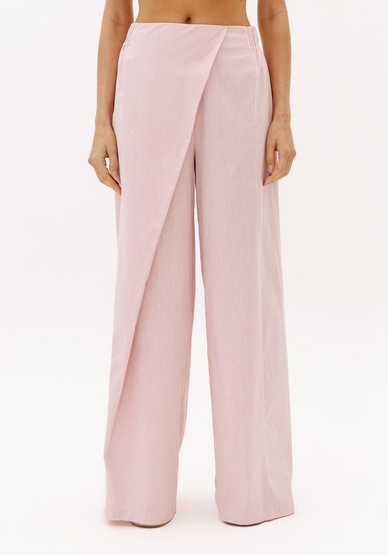Vista-frontal-de-calca-wide-leg-rosa-claro-feminina-com-frente-transpassada-cintura-media-e-comprimento-longo