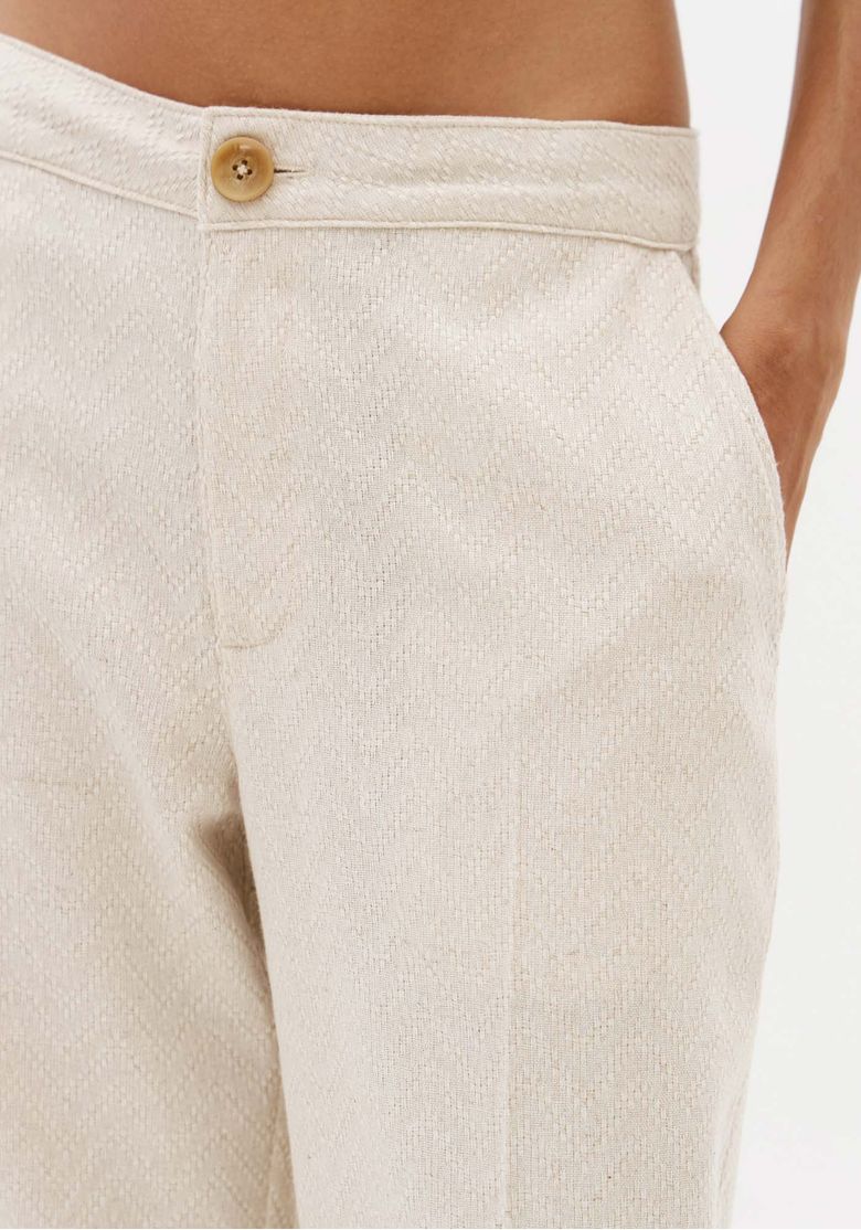 Detalhe-da-calca-reta-feminina-off-white-com-textura-de-linho-botao-frontal-e-bolso-lateral-embutido