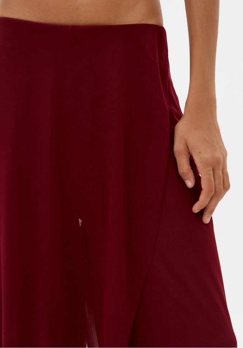Close da cintura média da calça bordô feminina com cós simples e tecido fluido