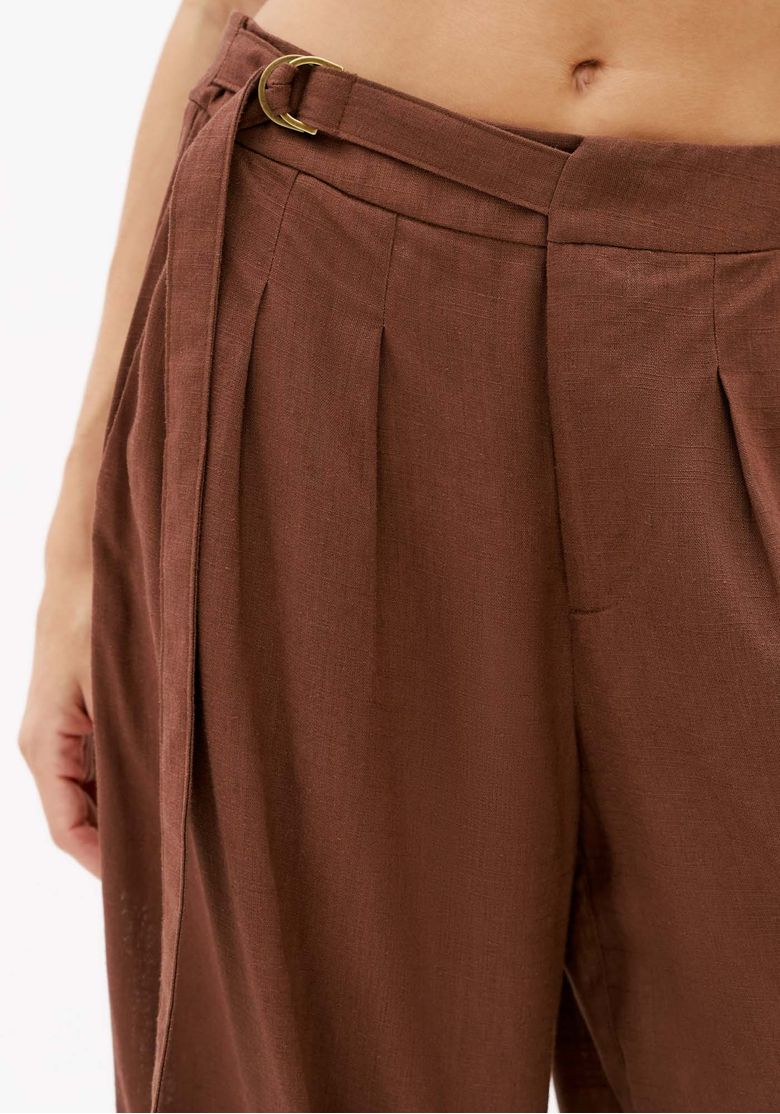 Close-da-cintura-da-calca-marrom-com-detalhe-transpassado-lateral-argola-metalica-e-pregas