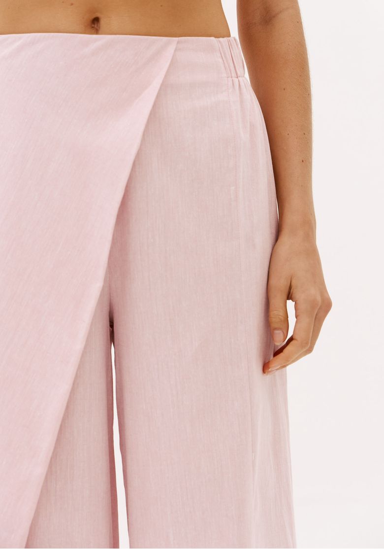 Close-da-calca-feminina-rosa-claro-com-linho-detalhe-da-frente-transpassada-e-cos-medio