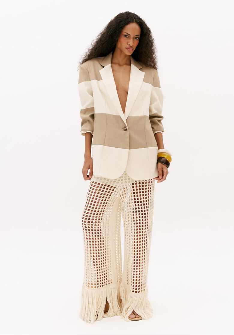 Look completo com blazer oversized bicolor feminino e calça vazada off white, visual sofisticado resort chic